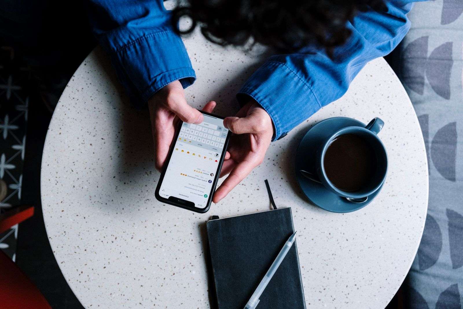 girl using iphone